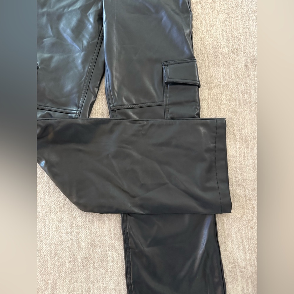 Abercrombie & Fitch ‘90s Relaxed High Rise Vegan Leather Cargo Pant size 23/000 - Picture 2 of 6